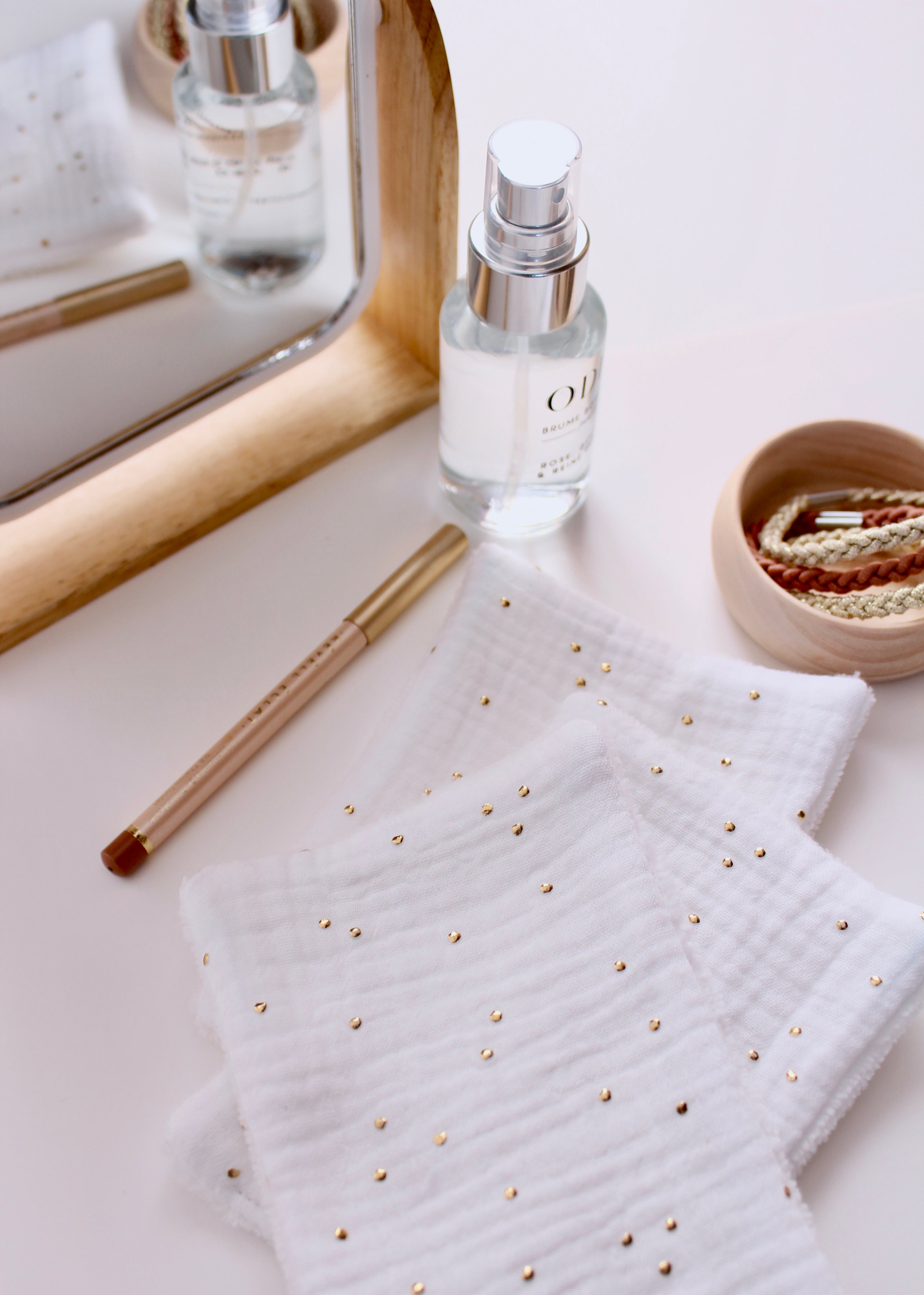 7 Lingettes blanches démaquillantes ultra douces