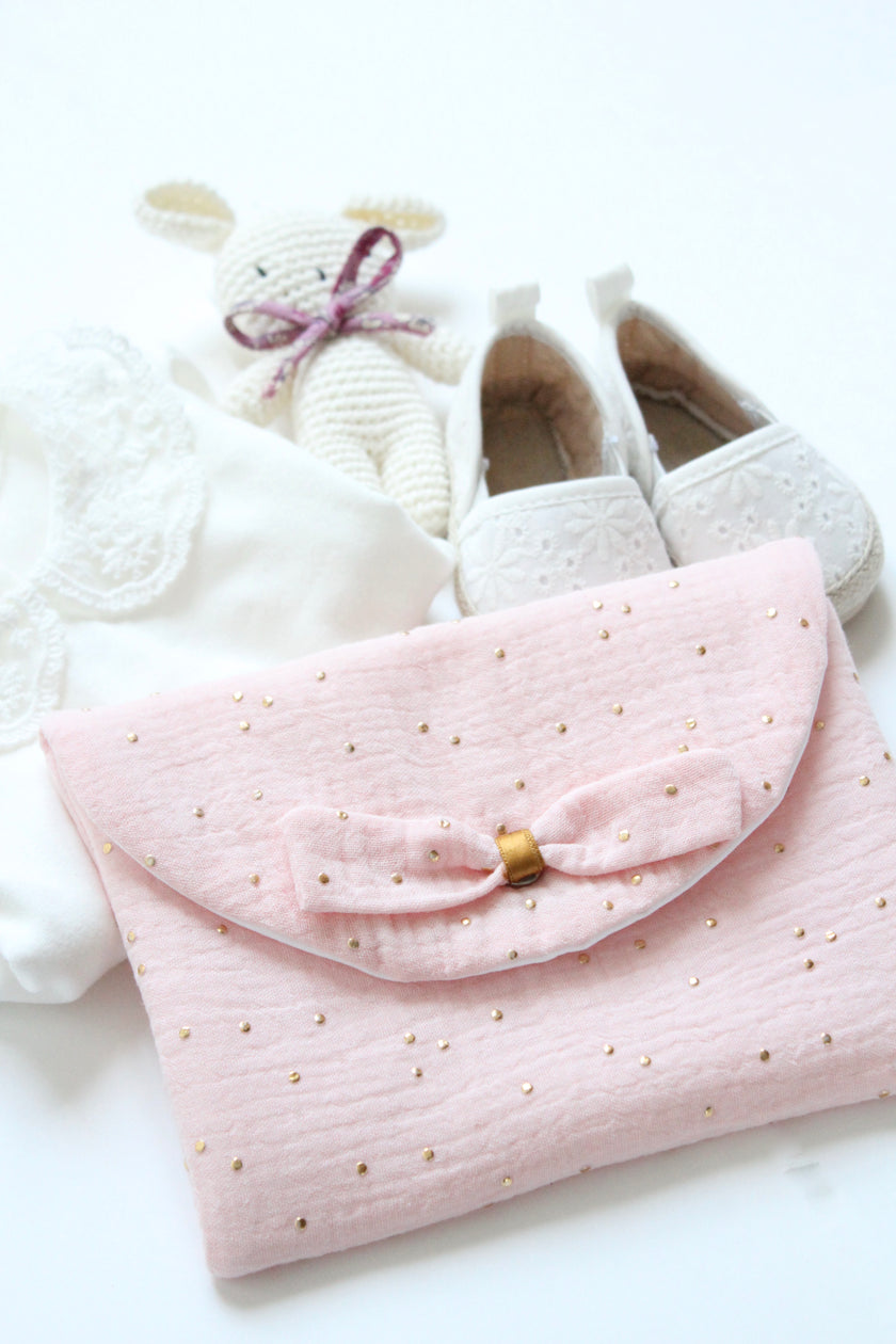 Rose clair à pois dorés