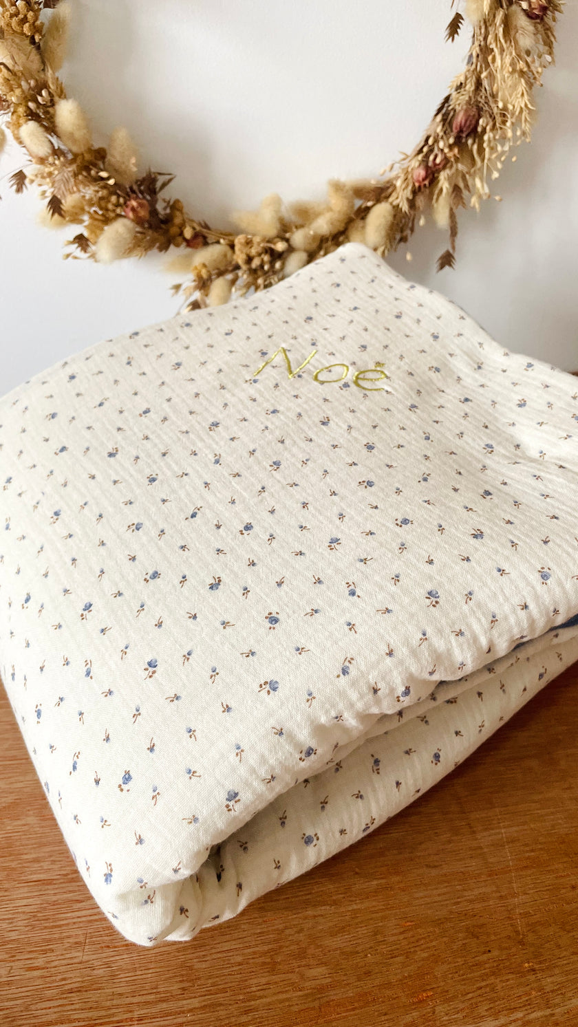 couverture bébé garçon fleurie bleue et écrue