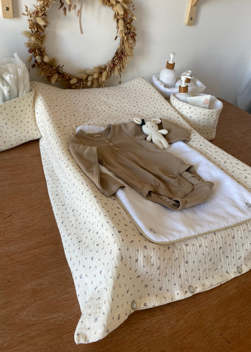 housse de matelas à langer écrue fleurs bleues