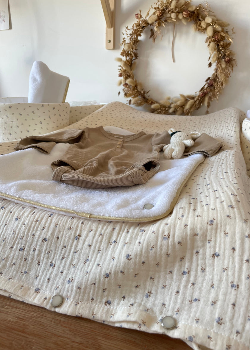 housse de matelas fleurs bleu et écru