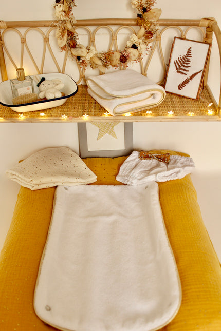 housse matelas à langer jaune moutarde, gaze de coton, chambre bébé garçon, décoration chambre jaune