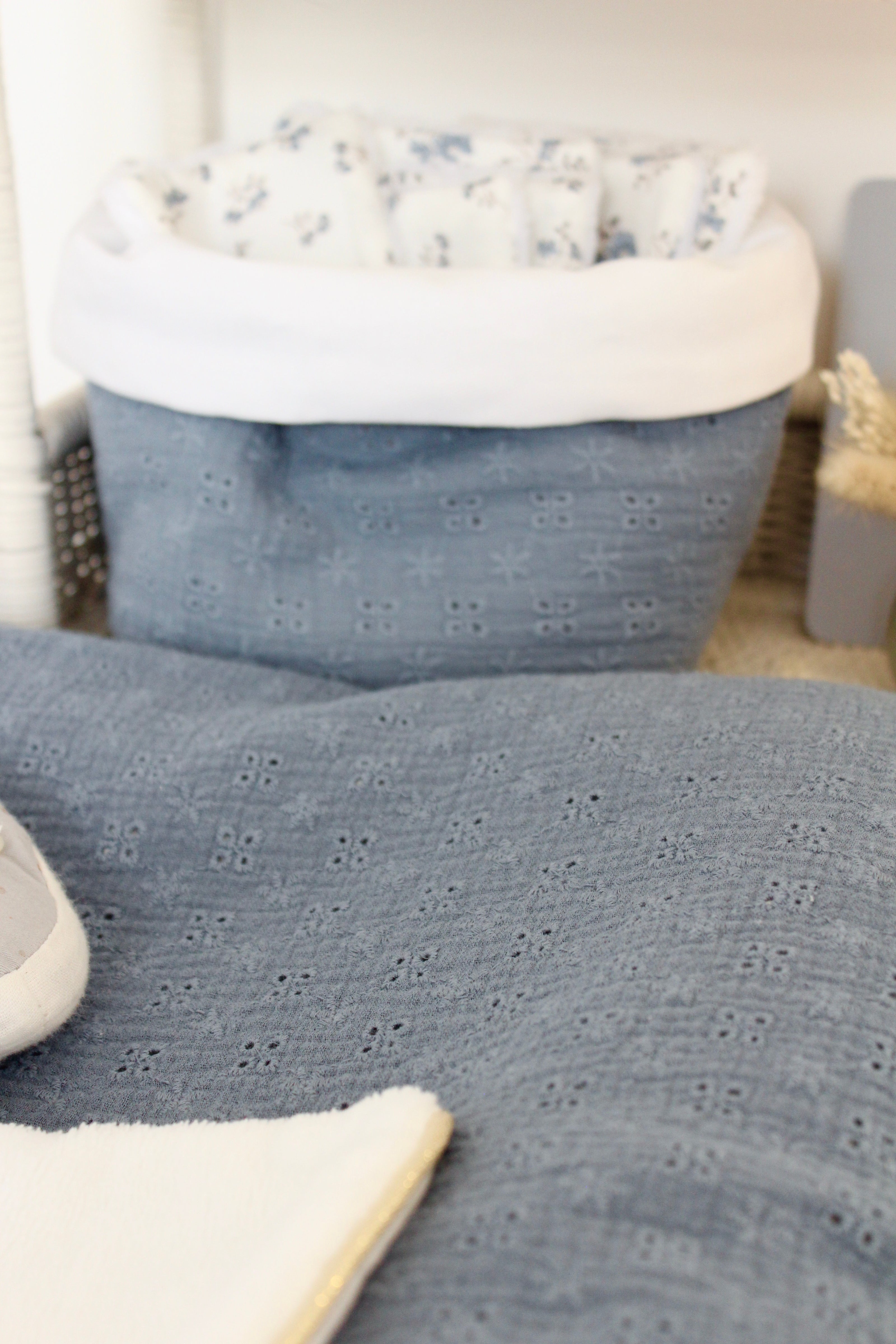 housse de matelas à langer en gaze de coton bleu et broderie anglaise