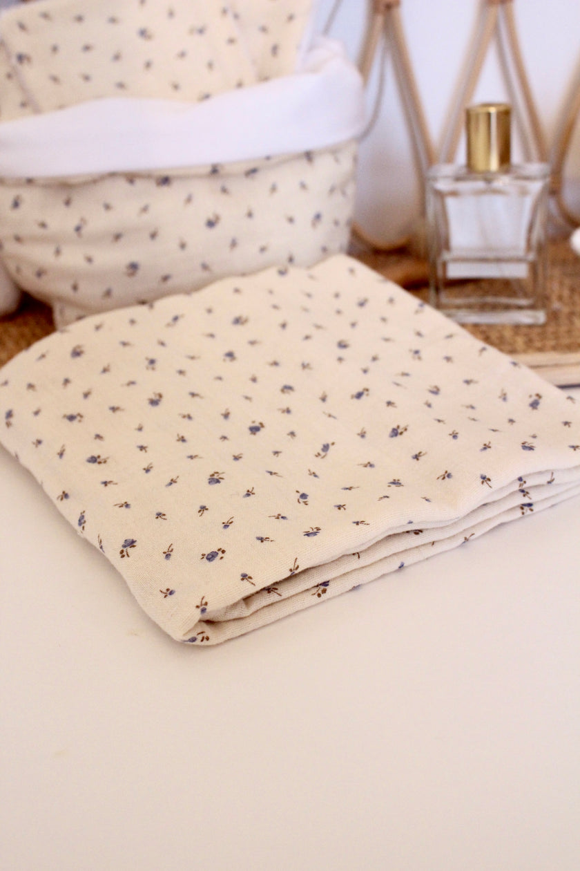 lange pour bébé en coton couleur écru avec motifs fleuris bleu