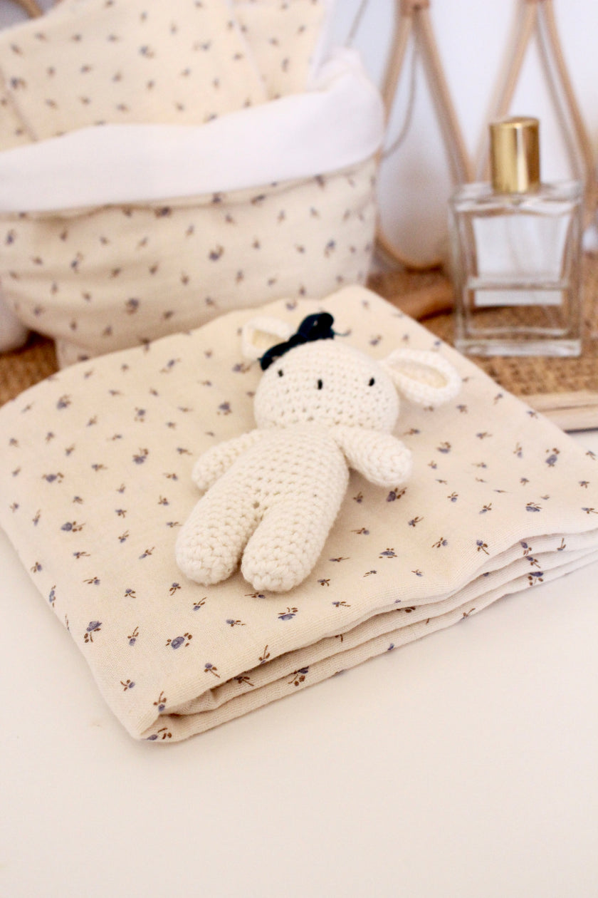 grand lange pour bébé en gaze de coton couleur écru avec petites fleurs 