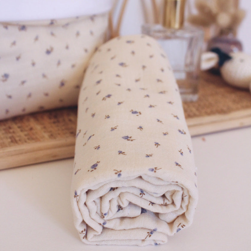 grand lange écru à fleur bleu, lange esprit liberty, lange fleuri garçon, lange pour bain enveloppé, lange xxl, grand lange écru double gaze de coton, lange coton bio