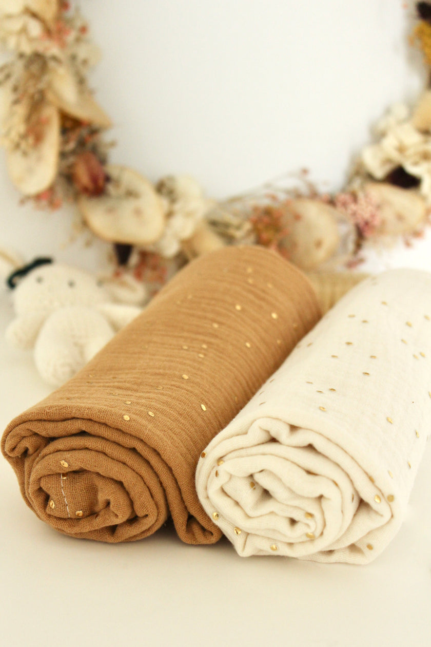 grand lange pour bébé en gaze de coton avec petits pois dorés couleur camel ou écru
