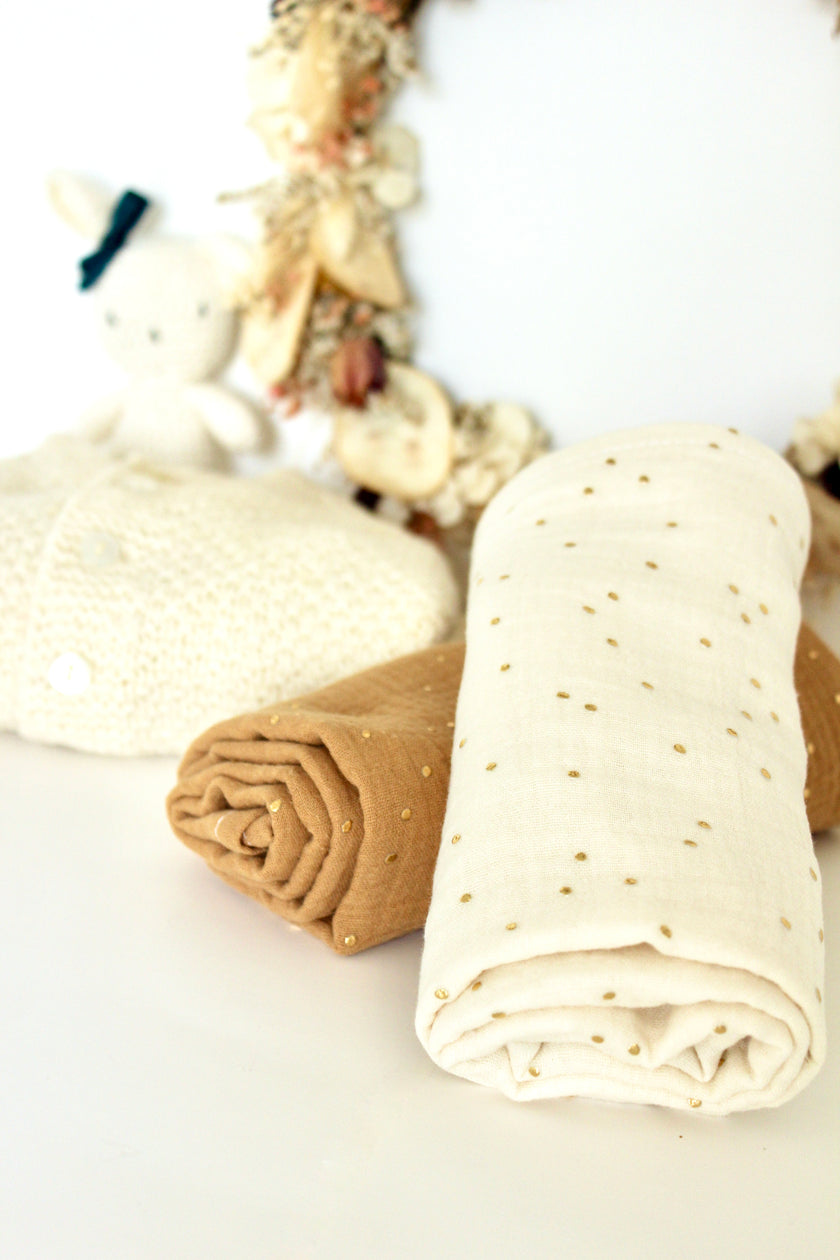 lange grand format en gaze de coton écru et camel avec petits pois dorés