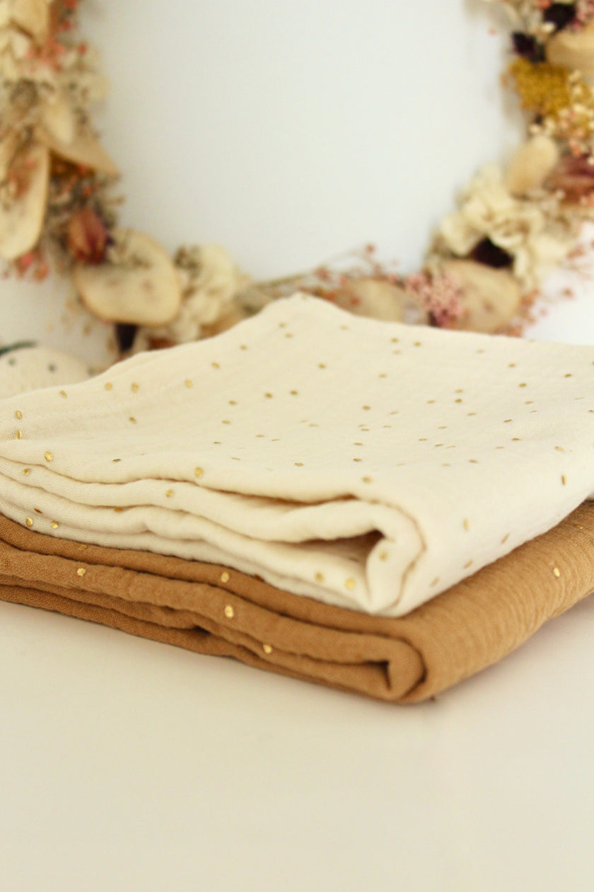 grand lange format XXL en gaze de coton bio écru et camel avec petits pois dor