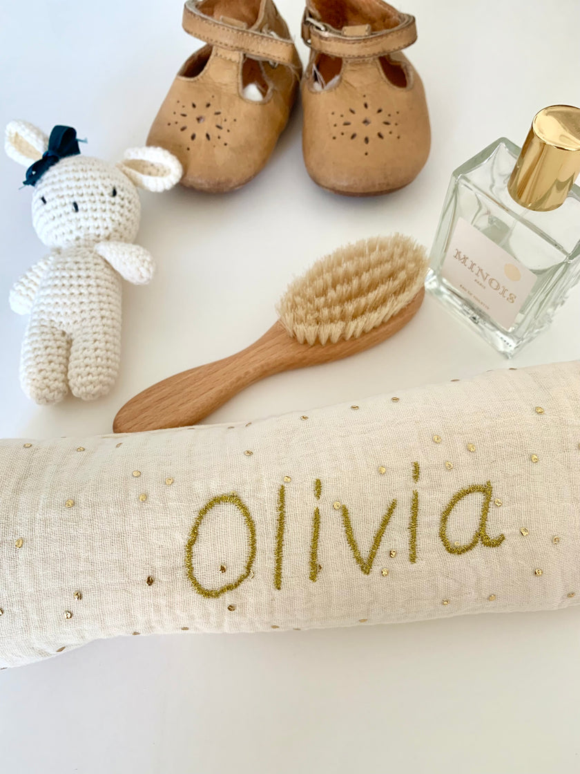 langes grand format en gaze de coton écru petits pois dorés avec broderie prénom